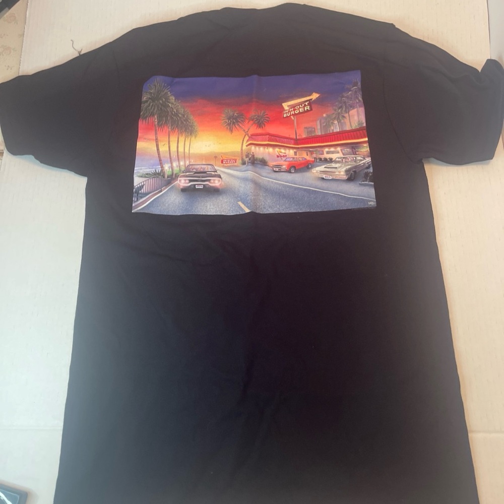In & Ou California Burger black shit sleeve crew neck
